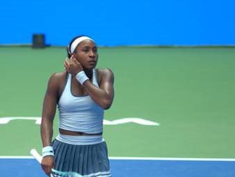 Tennis-Profi Coco Gauff braucht nur 51 Minuten um ihr Auftaktmatch in Wuhan gegen Moyuka Uchijima klar mit 6:1, 6:0 zu gewinnen.