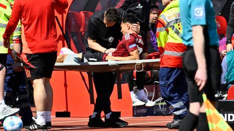 Jens Castrop wird von Miroslav Klose getröstet