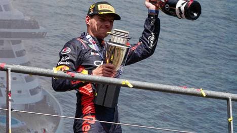 Da war der Pokal noch ganz: Max Verstappen bei der Siegerehrung in Spa