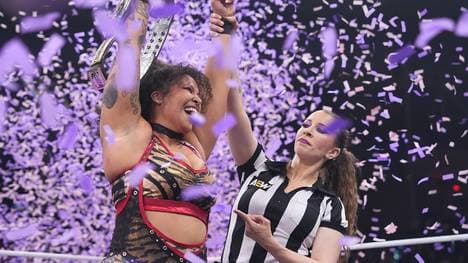 AEW-Ringrichterin Aubrey Edwards überreichte Willow Nightingale den TBS Title