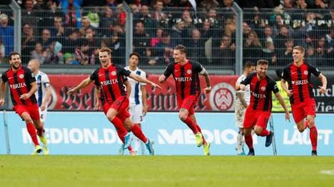 Wiesbadens Torschütze Törles Knöll (2.v.l.) ist vom 1. FC Nürnberg II an Wehen ausgeliehen. 