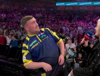 Nach seinem gewonnenen Auftaktmatch gibt Weltmeister Luke Littler auf der Ally-Pally-Bühne ein Interview und wird dort von der berühmten "Wespe" attackiert.