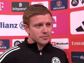  Mönchengladbachs Kapitän Rocco Reitz versursacht gegen den FC Bayern einen Elfmeter und sieht Rot. Schiedsrichter Robert Schröder erklärt die strittige Szene nach der Partie. 