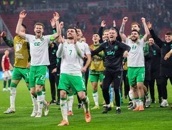 Irland schafft es durch einen Sieg gegen Ungarn in die Play-Offs der WM-Qualifikation 2026 durch einen späten Sieg gegen Ungarn. Somit können die Fans weiterhin auf eine Teilnahme ihrer Mannschaft hoffen.