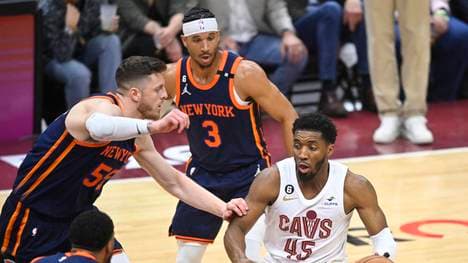 Josh Hart (M.) reagierte mit einem Scherz auf den Hartenstein-Deal