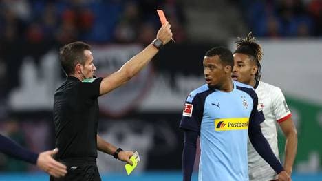 Alassane Pléa (M.) sieht wegen Meckerns Gelb-Rot