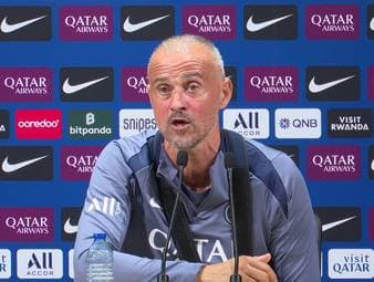 Am Montag wird in Paris der neue Preisträger des Ballon d’Or ermittelt. PSG-Trainer Luis Enrique stimmt zum Thema ein beliebtes Lied der Fans für seinen Schützling Ousmane Dembele an.
