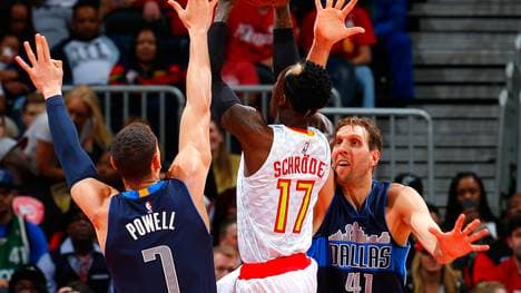 Dennis Schröder (M.) hat mit seinen Atlanta Hawks das deutsche Duell gegen Dirk Nowitzki (r.) gewonnen