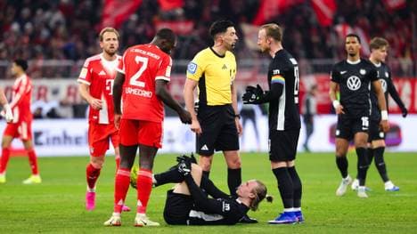 Maximilian Arnold beschwert sich über eine Entscheidung von Schiedsrichter Florian Badstübner