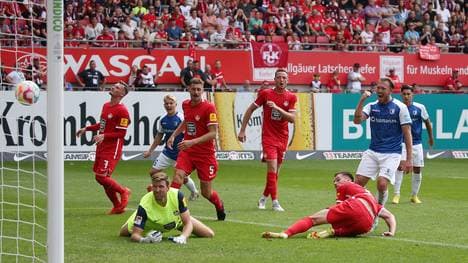 Das Eigentor von Boris Tomiak stellte den kuriosen Schlusspunkt zwischen Kaiserslautern und Magdeburg dar