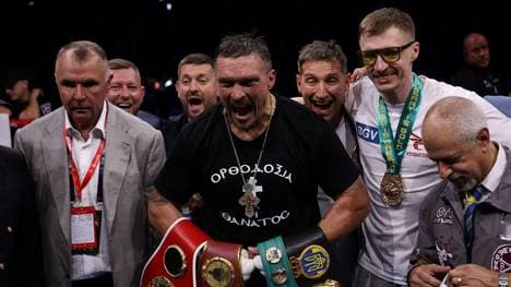 Alexander Usyk mit seinen vier Gürteln
