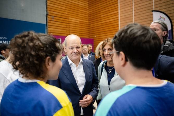 Bundes-Kanzler Olaf Scholz besucht die Weltspiele