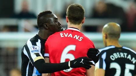 Papiss Demba Cisse und Jonny Evans spuckten sich gegenseitig an