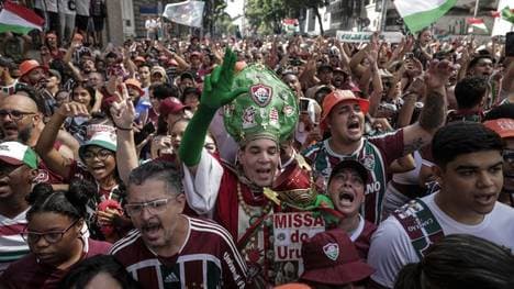 Ein Fluminense-Fan trägt auch bei der Feier zum Gewinn der Copa Libertadores ein Papst-Kostüm