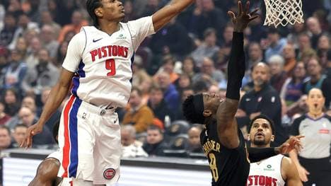 Schröder (r.) wird geblockt