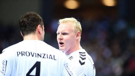 Patrick Wiencek (Kiel, rechts) und Domagoj Duvnjak sehen eine Austragung der WM kritisch