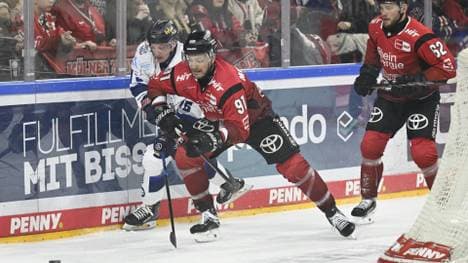 Kölns Nationalspieler Moritz Müller (Nr. 91) am Puck