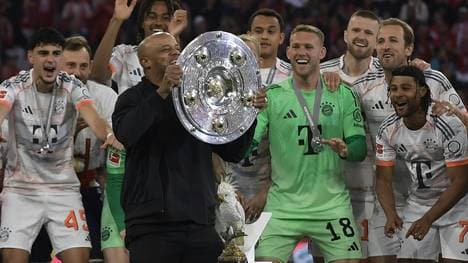 Meister-Bayern mit Schale und Kakadu