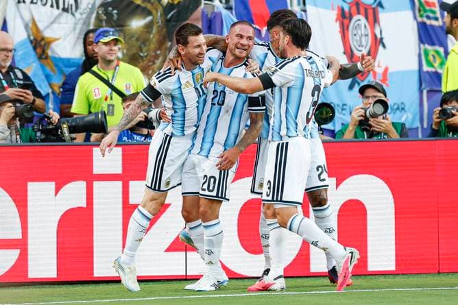Maradona motiviert Argentinien