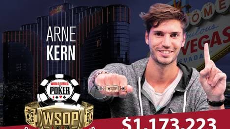 Arne Kern zeigt stolz sein erstes WSOP-Bracelet