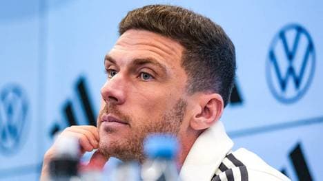 Robin Gosens hat auf der DFB-Pressekonferenz einen besseren Umgang mit Themen wie psychischer Gesundheit oder Depression gefordert