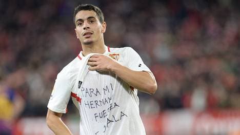 Verunglückter Emiliano Sala: Sevillas Ben Yedder mit emotionaler Geste nach Tor , Sevillas Angreifer Wissam Ben Yedder richtet eine Botschaft  an Emiliano Sala