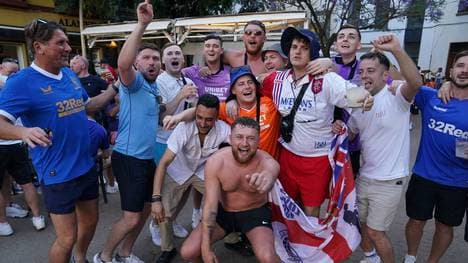 Sevilla wird von Fußball-Fans bevölkert