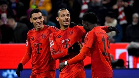 Jamal Musiala (l.) Leroy Sané (m.) und Alphonso Davies (r.) stehen mit dem FC Bayern an der Tabellenspitze