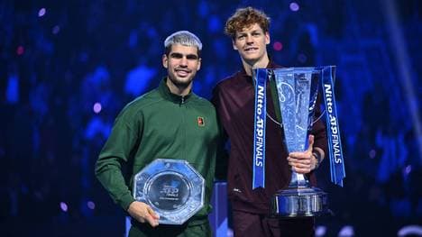 Jannik Sinner (r.) besiegte Carlos Alcaraz im Endspiel der ATP Finals
