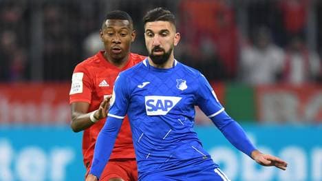 Munas Dabbur (R) im Zweikampf mit David Alaba