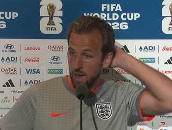 Nach dem enttäuschenden Aus im WM-Halbfinale äußert sich Harry Kane im Interview zu den Gründen für die Niederlage gegen Argentinien. Auch auf die frühe Umstellung von Tuchel auf eine Fünferkette wird er angesprochen.