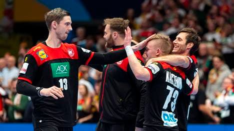Hendrik Pekeler (l.) wird ins All-Star-Team der Europameisterschaft gewählt