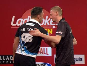 Gerwyn Price gewinnt gegen Wessel Nijman mit 10:5 und steht im Achtelfinale der UK Open. SPORT1-Experte Robert Marijanovic kritisiert die Doppelfehler von Nijman, der so gegen einen Spieler wie Price nicht bestehen kann.