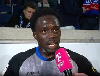 Kennedy Okpala zeigt sich alles andere als zufrieden mit der Leistung seiner Mannschaft bei Spitzenreiter MSV Duisburg und spricht schon zur Pause Klartext.