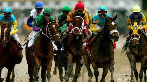 Morales (2.v.l.) verliert Finger bei Pferderennen