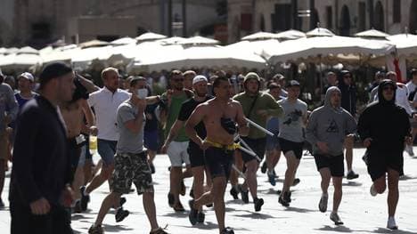 In Marseille kam es vor dem Spiel zwischen Russland und England zu massiven Ausschreitungen