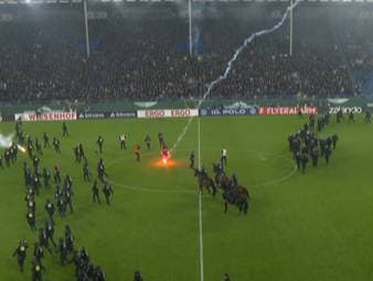 Das Derby zwischen Waldhof Mannheim und dem 1. FC Kaiserslautern gerät völlig außer Kontrolle. Sogar ein Spielabbruch steht zwischenzeitlich im Raum. Doch die Partie findet in allerletzter Sekunde einen Sieger.