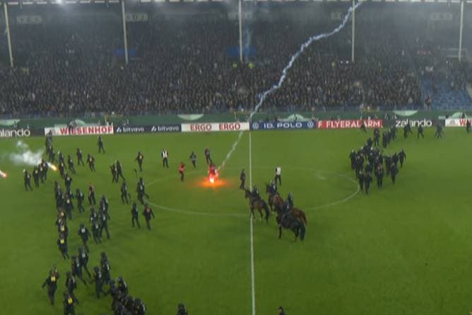 In diesen Sekunden eskaliert das Pokal-Derby völlig