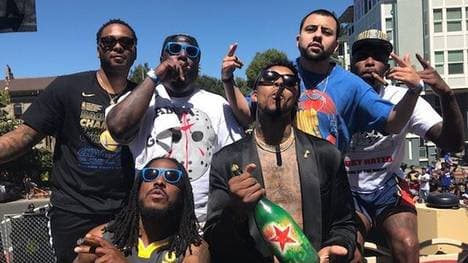 Nick Young (ohne Shirt) ließ es nach der NBA-Meisteschaft der Golden State Warriors krachen