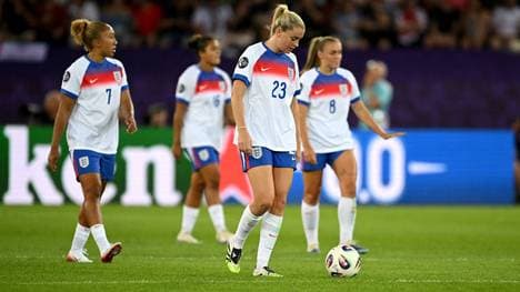 Den Titelverteidigerinnen aus England droht das frühe EM-Aus