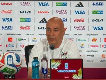Mohamed Salah und sein Nationaltrainer Hossam Hassan sollen sich Gerüchten zufolge nach Salahs Auswechslung im ersten WM-Spiel in die Haare bekommen haben. Auf der Pressekonferenz bezieht der Coach nun Stellung.