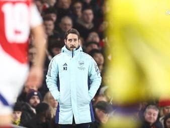 In der Premier League entbrennt eine Debatte über die Spielweise des FC Arsenal - insbesondere über die Standards der "Gunners". Der gebürtige Berliner, Nicolas Jover, ist dabei ein entscheidender Trendsetter.
