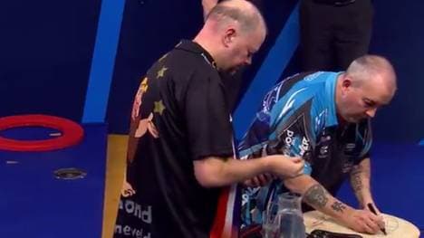 Raymond van Barneveld (l.) bezwang Phil Taylor im Viertelfinale
