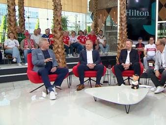 Wolfsburgs Jeanuël Belocian malträtiert vor der Elfmeter-Ausführung von Harry Kane den Elfmeterpunkt. Friedhelm Funkel beichtet im SPORT1 Doppelpass, eine ähnliche Aktion gebracht zu haben.