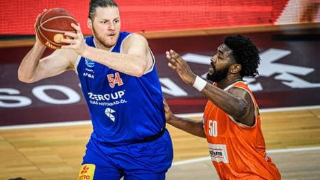 John Bryant (l.) verlängert seinen Vertrag beim MBC