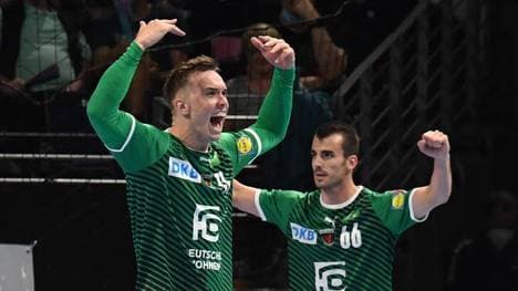 Lasse Bredekjaer Andersson (l.) und Milos Vujovic (r.) jubeln über die Tabellenspitze