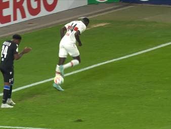 Der VfB Stuttgart ist souverän in die dritte Pokalrunde eingezogen. Arminia Bielefeld wurde beim schwäbischen 6:0-Sieg in seine Einzelteile zerlegt.