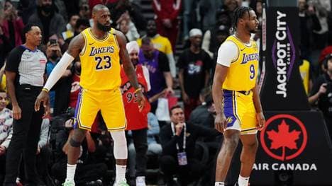 Bronny James mit seinem Vater LeBron James am 1. November in Toronto