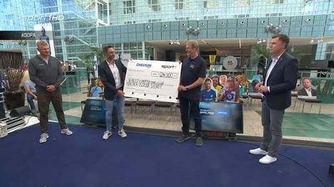 Hier wird das Geld für "DUMUSSTKÄMPFEN!" überreicht