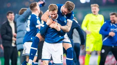 Sam Schreck jubelt mit Joel Grodowski